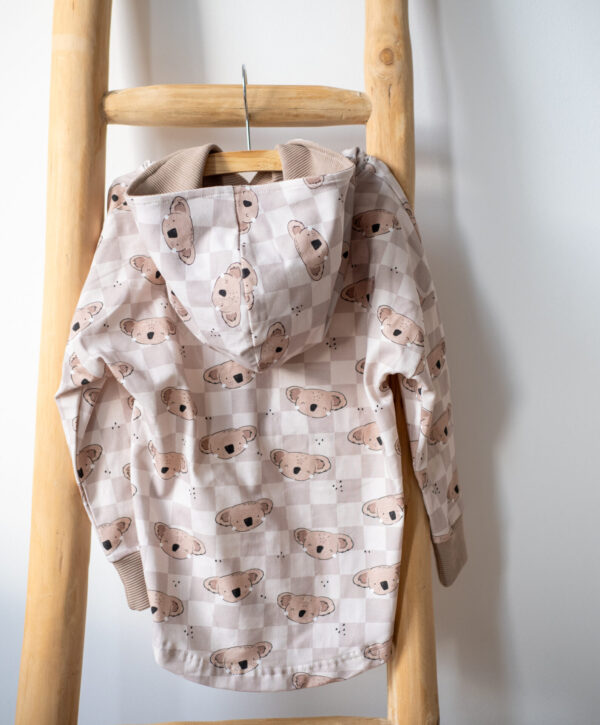 Curved hem hoodie in hippe kleuren